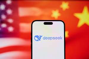 DeepSeek возобновляет доступ к моделям ИИ на фоне обострения конкуренции с Китаем