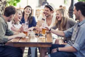 Drink to speak: исследуем пользу алкоголя при изучении английского