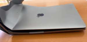 Apple отказала пользователю в замене погнутого в ДТП MacBook Pro по страховке Apple Care+