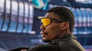 Meta* разрабатывает умные очки Oakley для спортсменов