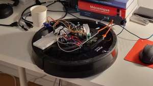 Энтузиаст превратил робот-пылесос Roomba в робо-кормушку для собак