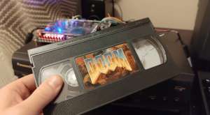 Энтузиаст создал игровую систему на базе VHS‑кассет и показал версии Doom и Super Mario Bros