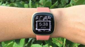 Владельцы Fitbit Versa 3 и Sense пожаловались на быструю разрядку после установки обязательного обновления прошивки